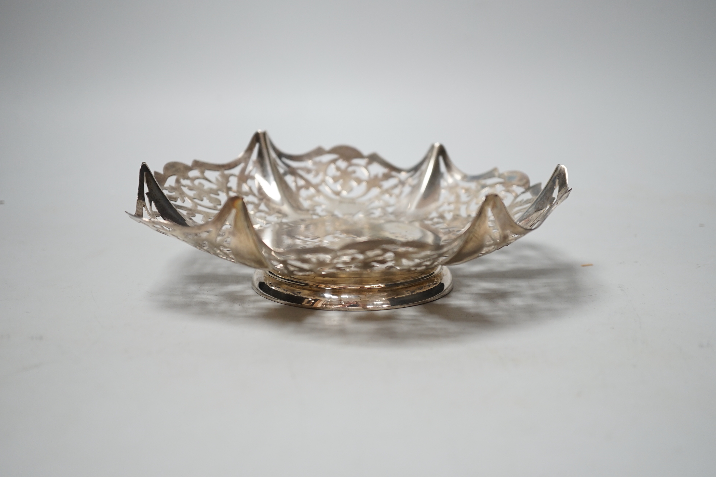 A George VI pierced silver shallow dish, Viners Ltd, Sheffield, 1936, diameter 18.1cm, 6.4oz.